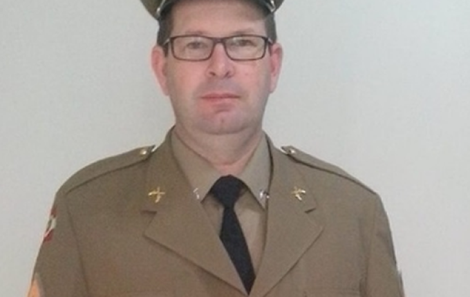 Policiais Rodoviários entregam lembrança à família de sargento da PM vítima de câncer