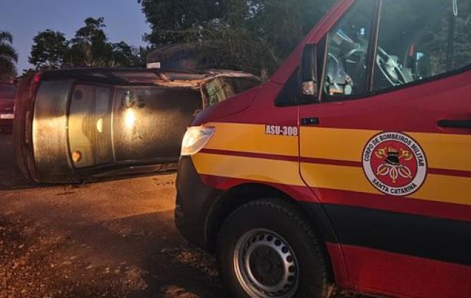 Mulher perde o controle e capota carro no interior de Mondaí