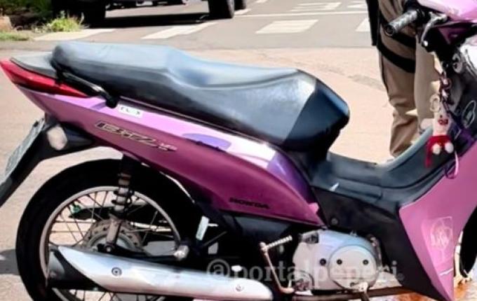 Acidente entre carro e moto deixa mulher levemente ferida em SMOeste