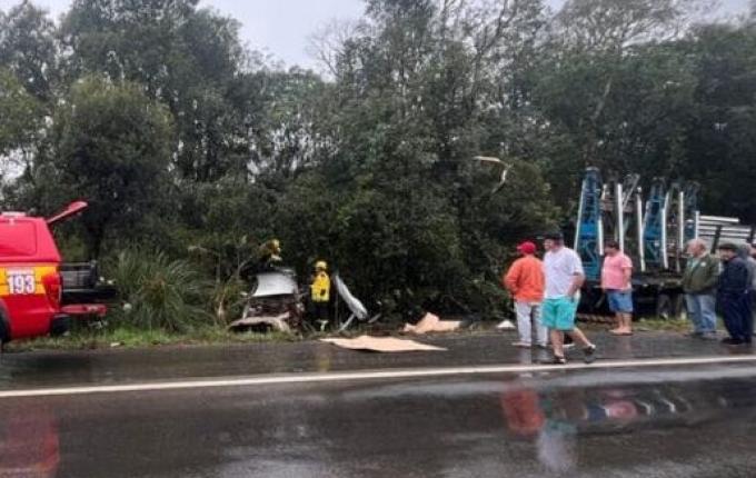 Acidente entre carro e caminhão mata três pessoas na BR-470