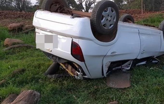 Veículo capota em saída de pista no interior de Itapiranga