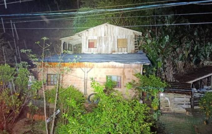 Chuva de granizo assusta em SC e moradores têm casas danificadas
