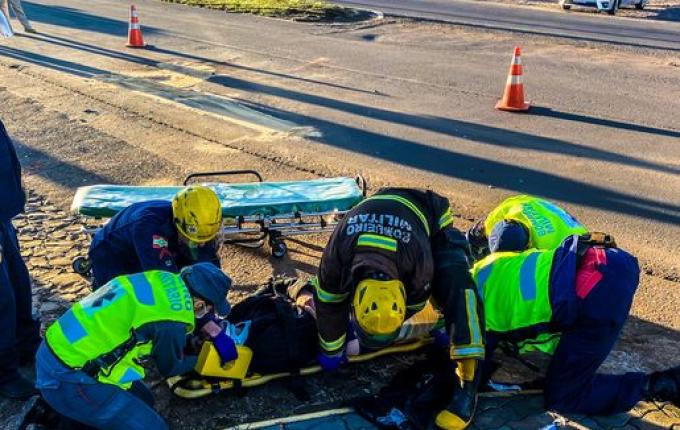 Motociclista fica gravemente ferido em acidente na Willy Barth; vídeo