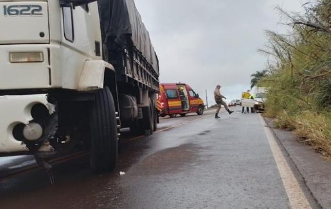 Caminhão e carro colidem na SC-480 e deixa duas vítimas feridas