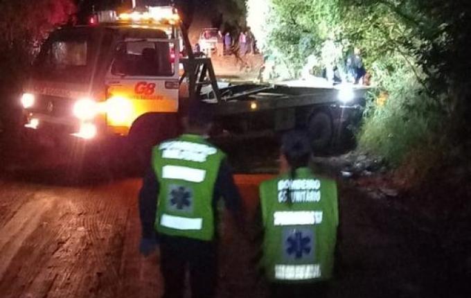 Mulher morre e três da mesma família desaparecem após carro cair de represa em SC