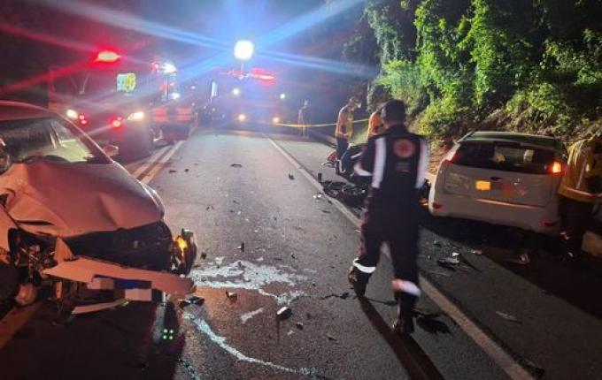 Dois jovens morrem em colisão entre dois carros e uma moto em Xanxerê