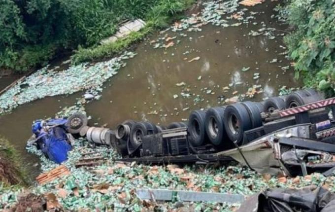 Caminhão cai em rio, motorista morre e 15 pessoas são presas por saque de carga no PR