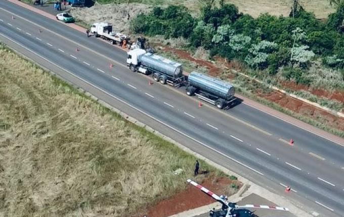 Caminhão sai da pista, bate contra árvore e motorista morre em Chapecó