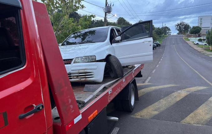 Homem foge de abordagem, sofre acidente e é preso com cocaína na Willy Barth