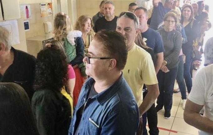 Várias seções eleitorais registram formação de filas na região