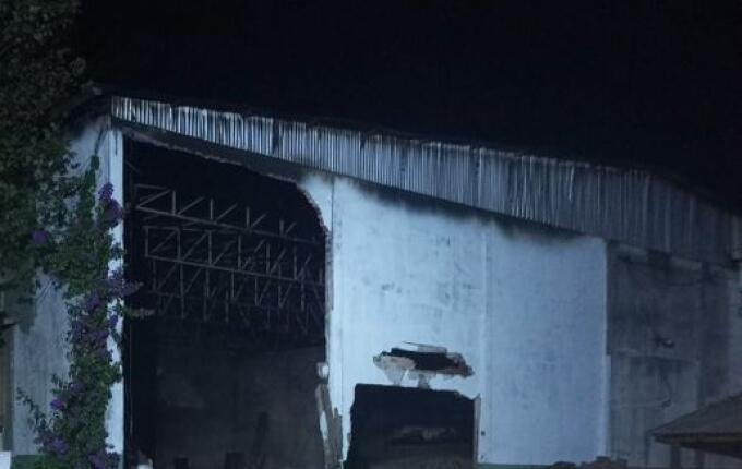 Incêndio de grandes proporções atinge galpão agrícola no interior de Campo Erê