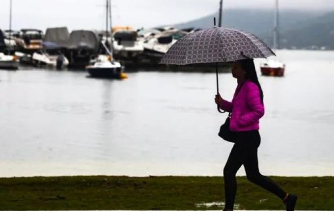 Ciclone traz temporais, ventos de até 90 km/h e risco de alagamentos em SC