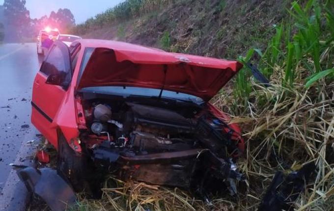 Veículo com placas de SMOeste se envolve em colisão frontal na SC-496