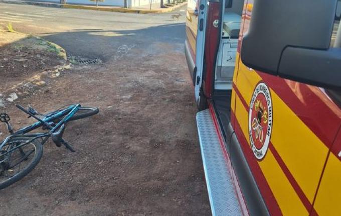 Ciclista fica ferido após acidente com carro no centro de São José do Cedro