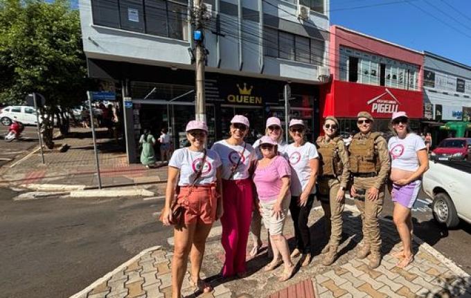 Dia Internacional da Mulher: COMDIM entrega lembranças no centro de SMOeste