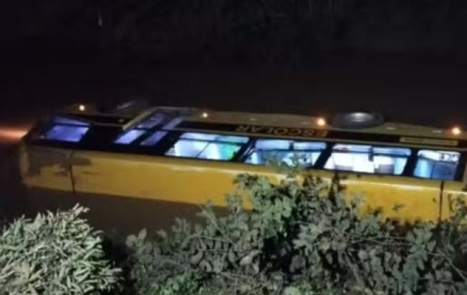 Micro-ônibus com crianças de escola cai em rio de SC e deixa feridos