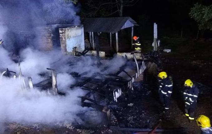 Incêndio destrói residência em Linha Caravaggio, em Chapecó