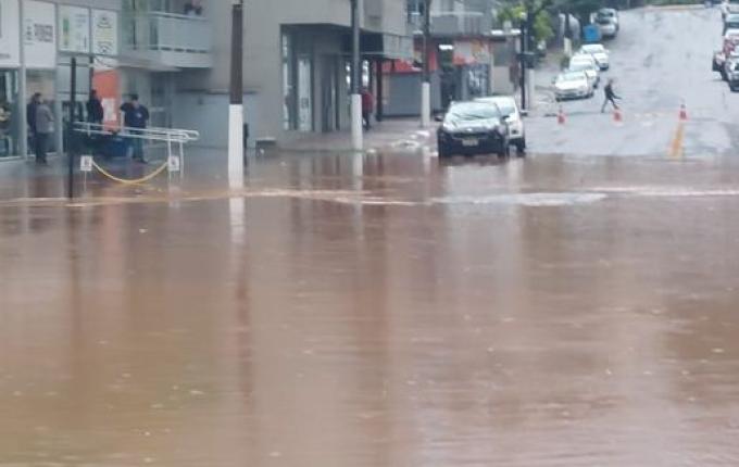 Centro de Maravilha fica alagado devido à forte chuva