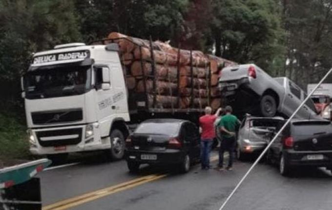 Caminhonete fica sobre carro após acidente na BR-470 em SC