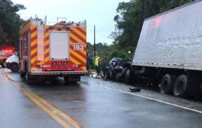 Quatro pessoas morrem em acidente entre carro e caminhão no litoral