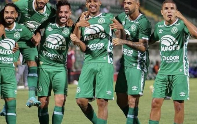 Queda de energia, expulsão e gols: Chape vence o Camboriú e cola nos líderes