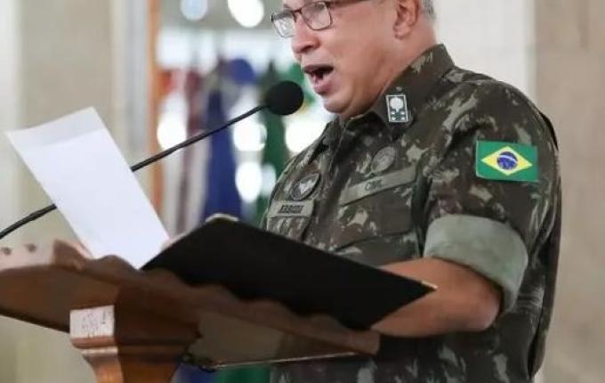 Lula demite o general Júlio César de Arruda, comandante do Exército