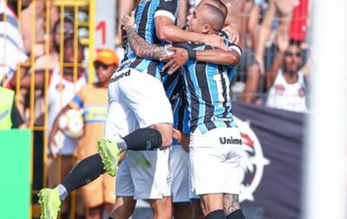 VÍDEO: Grêmio carimba a trave três vezes, mas bate o Brasil de Pelotas