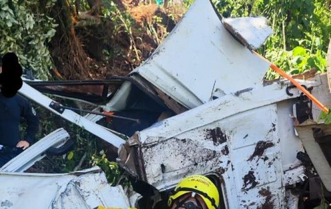 Caminhão sai da pista e desce ribanceira na BR-158 em Caibi