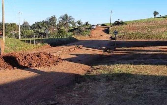 Adequação para calçamento da estrada geral deve terminar nesta semana