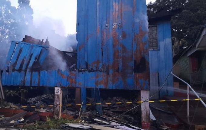 Incêndio em residências mobiliza Corpo de Bombeiros em Anchieta