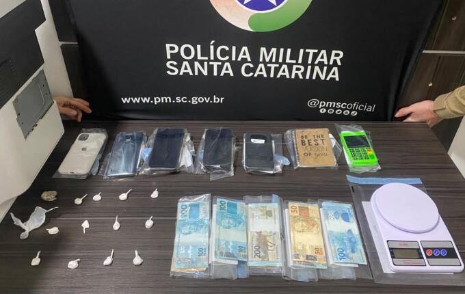 PM prende quatro pessoas e apreende drogas em bar de Maravilha