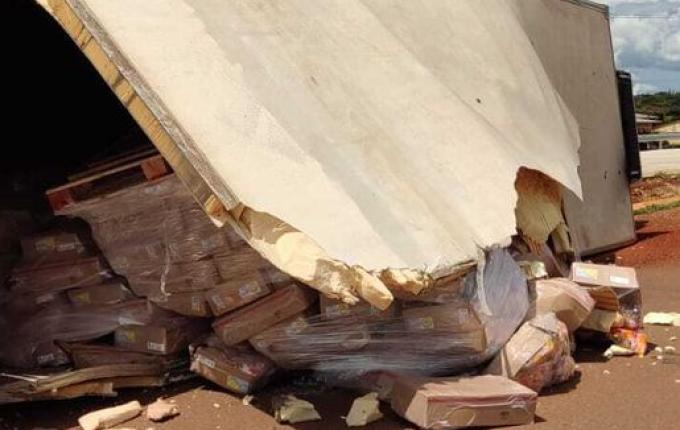 Caminhão carregado de frango sai da pista e tomba na BR-163 em São José do Cedro