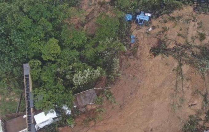 Deslizamento na BR-376 atingiu mais de 20 veículos e resgate pode durar dias