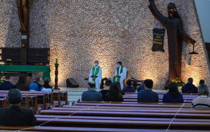 Igreja Matriz São Miguel Arcanjo retoma missa com a presença de fiéis