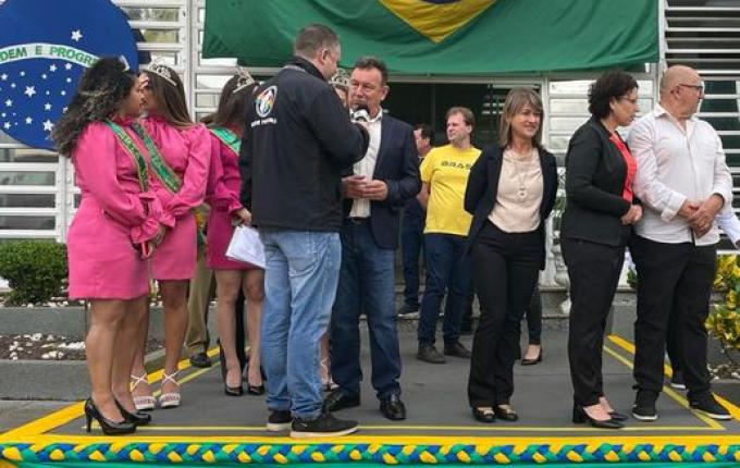 Linha do tempo sobre agricultura e indústria foi trabalhado no desfile cívico