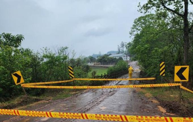 Bombeiros interditam ponte na SC-283 em Itapiranga