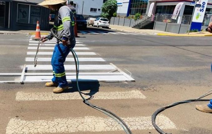 Itapiranga investe 150 mil reais na pintura de faixas de pedestres