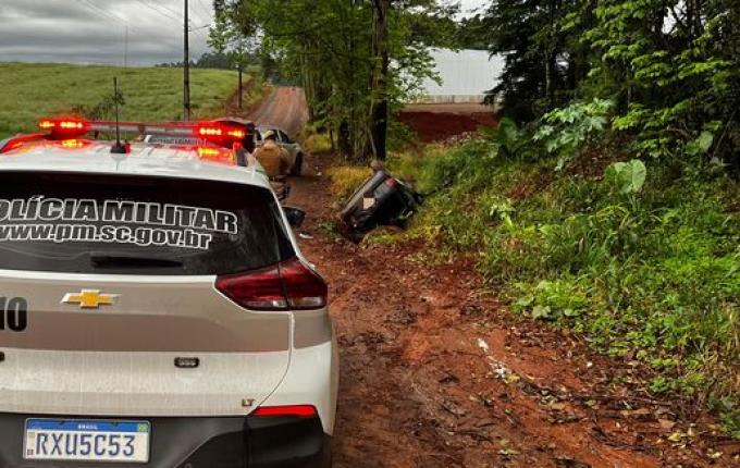 Veículo capota após fuga da Polícia Militar em São Miguel do Oeste