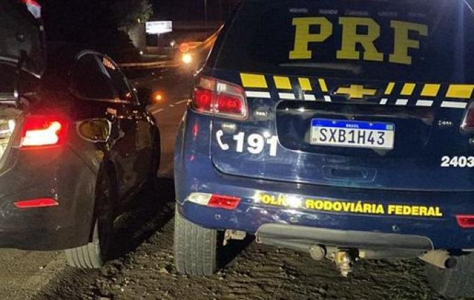PRF apreende 363 kg de maconha e recupera carro roubado em Chapecó