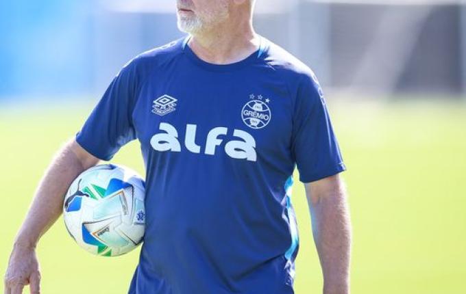 Grêmio busca armador após Mano esgotar testes: "Edenilson é um extraordinário coadjuvante"