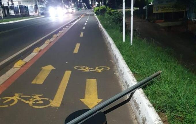 Homens são flagrados quebrando placas em SMOeste