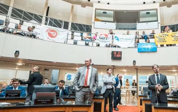 Deputados de SC aprovam lei que garante sigilo a vítimas de violência física e psicológica