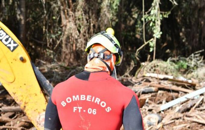 Bombeiros de Santa Catarina intensificam resgates no RS