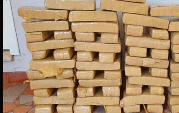 Polícia apreende 62 quilos de maconha e prende dois homens