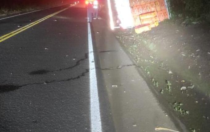 Caminhão sai da pista e tomba na SC-157, em Quilombo