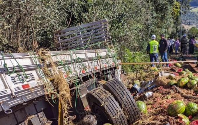 Colisão envolve cinco veículos na SC 157 e deixa um ferido