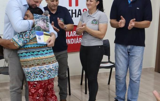 27 escrituras são entregues para moradores de São Bernardino