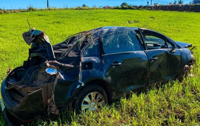 Para evitar colisão com caminhão, condutor sai da pista e capota veículo; vídeo