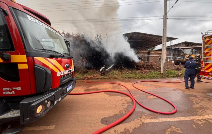 Incêndio atinge pilha de eucaliptos em madeireira de São Miguel do Oeste