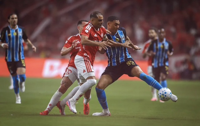 CBF reconhece erro em lance que poderia ter expulsado Carlos Vinícius no Gre-Nal